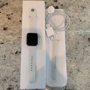 Apple iwatch series 5. 44mm. White sport band